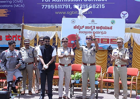 ಬೆಳಗಾವಿಯಲ್ಲಿ ಸೋಮವಾರ ಹೆಲ್ಮೆಟ್ ಜಾಗೃತಿ ಅಭಿಯಾನಕ್ಕೆ ಉತ್ತರ ವಲಯ ಐಜಿಪಿ ಸಂದೀಪ ಪಾಟೀಲ ಪಾರಿವಾಳ ಹಾರಿಬಿಟ್ಟು ಚಾಲನೆ ನೀಡಿದರು. ರಾಹುಲ ಶಿಂಧೆ, ಭೂಷಣ ಬೋರಸೆ, ಕೆ.ರಾಮರಾಜನ, ನಾರಾಯಣ ಬರಮನಿ ಇತರರಿದ್ದರು. 