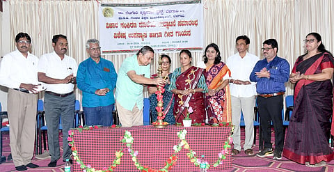 ಬೆಳಗಾವಿಯಲ್ಲಿ ಗುರುವಾರ ಜರುಗಿದ ಡಾ.ಬೆಟಗೇರಿ ಕೃಷ್ಣಶರ್ಮ ಜಯಂತಿಯನ್ನು ಡಾ.ರಾಘವೇಂದ್ರ ಪಾಟೀಲ ಉದ್ಘಾಟಿಸಿದರು. ಡಾ.ಎಚ್.ಬಿ.ಕೋಲ್ಕಾರ, ಕೆ.ಎಚ್.ಚನ್ನೂರ, ಡಾ.ಸರಜೂ ಕಾಟ್ಕರ್, ವಿನಯಾ ವಕ್ಕುಂದ, ವಿದ್ಯಾವತಿ ಭಜಂತ್ರಿ, ನಿರ್ಮಲಾ ಬಟ್ಟಲ ಇತರರಿದ್ದಾರೆ.