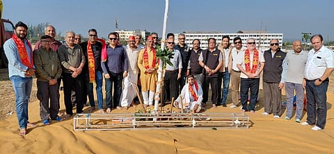 ಬೆಳಗಾವಿಯ ಸಾವಗಾವಿ ರಸ್ತೆಯ ಅಂಗಡಿ ಕಾಲೇಜ್ ಮೈದಾನದಲ್ಲಿ ಈಚೆಗೆ  ಜರುಗಿದ ಅನ್ನೋತ್ಸವ ಮಳಿಗೆ ಭೂಮಿಪೂಜೆಯಲ್ಲಿ ಮನೋಜ ಮೈಕಲ್, ವಿನಾಯಕ ನಾಯ್ಕ, ಸಂತೋಷ ಪಾಟೀಲ, ಶರದ ಪೈ ಇತರರಿದ್ದರು.