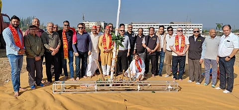 ಬೆಳಗಾವಿಯ ಸಾವಗಾವಿ ರಸ್ತೆಯ ಅಂಗಡಿ ಕಾಲೇಜ್ ಮೈದಾನದಲ್ಲಿ ಈಚೆಗೆ ಜರುಗಿದ ಅನ್ನೋತ್ಸವ ಮಳಿಗೆ ಭೂಮಿಪೂಜೆಯಲ್ಲಿ ಮನೋಜ ಮೈಕಲ್, ವಿನಾಯಕ ನಾಯ್ಕ, ಸಂತೋಷ ಪಾಟೀಲ, ಶರದ ಪೈ ಇತರರಿದ್ದರು.