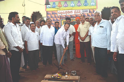 ದೊಡವಾಡ ಗ್ರಾಮದ ಸಿದ್ಧಾರೂಢ ಸಮುದಾಯ ಭವನ ಕಾಮಗಾರಿಗೆ ಶಾಸಕ ಮಹಾಂತೇಶ ಕೌಜಲಗಿ ಚಾಲನೆ ನೀಡಿದರು. ಅರುಣಕುಮಾರ, ಜಡಿಸಿದ್ಧೇಶ್ವರ ಸ್ವಾಮೀಜಿ, ಮಹೇಶ ಹುಲಿ, ಸಂಕಪ್ಪ ಕೊರಿಕೊಪ್ಪ, ವಿಠ್ಠಲ ಕಾಳಿ, ಸಂಗಪ್ಪ ಹಂಚಿಗಿ, ಯಮನಪ್ಪ ಅರಟಗಲ್ಲ ಇತರರಿದ್ದರು.