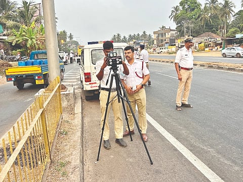 ರಾಷ್ಟ್ರೀಯ ಹೆದ್ದಾರಿಯಲ್ಲಿ ನಿಗದಿಪಡಿಸಿದ ವೇಗಕ್ಕಿಂತ ಜಾಸ್ತಿ ವೇಗದಲ್ಲಿ ಸಂಚರಿಸುತ್ತಿದ್ದ ಹಲವು ವಾಹನಗಳಿಗೆ ಕುಂದಾಪುರ ಸಂಚಾರ ಠಾಣೆ ಪೊಲೀಸರು ದಂಡ ವಿಧಿಸಿ, ಕಾನೂನು ಪಾಲನೆ ಅರಿವು ಮೂಡಿಸಿದರು.