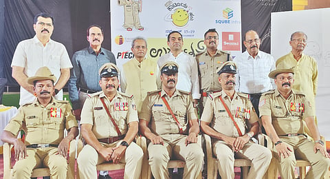 ಕುಂದಾಪುರ ಸರ್ಕಾರಿ ಪದವಿ ಪೂರ್ವ ಕಾಲೇಜು ಕಲಾಮಂದಿರದಲ್ಲಿ ಆಯೋಜಿಸಲಾದ ನಾಲ್ಕು ದಿನಗಳ ಖಾಕಿಗೊಂದು ಕಾರ್ಟೂನ್ ಸೆಲ್ಯೂಟ್ ‘ಖಾಕಿ ಕಾರ್ಟೂನು ಹಬ್ಬ’ದಲ್ಲಿ ಸಾಧಕ ಪೊಲೀಸ್ ಅಧಿಕಾರಿಗಳು, ಸಿಬ್ಬಂದಿಯನ್ನು ಗೌರವಿಸಲಾಯಿತು.