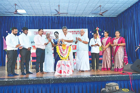  ಕುಂದಾಪುರದ ಶ್ರೀ ವೆಂಕಟರಮಣ ಸಮೂಹ ಶಿಕ್ಷಣ ಸಂಸ್ಥೆಗಳ ಸಂಸ್ಥಾಪನಾ ದಿನಾಚರಣೆಯಲ್ಲಿ ಪ್ರಮುಖರಾದ ಚಂದ್ರ ನಾಯ್ಕ, ಸುಮಾ ಉಮೇಶ್ ಪುತ್ರನ್, ಕೆ.ರಾಮಕೃಷ್ಣ ಕಾಮತ್, ಕೆ.ರಾಧಾಕೃಷ್ಣ ಶೆಣೈ, ಕೆ.ಲಕ್ಷ್ಮೀನಾರಾಯಣ ಶೆಣೈ, ಸುಜಯ್ ಕೋಟೆಗಾರ ಉಪಸ್ಥಿತರಿದ್ದರು.