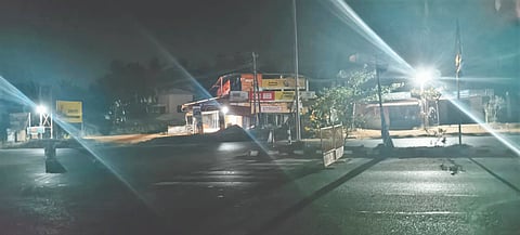  ರಾಷ್ಟ್ರೀಯ ಹೆದ್ದಾರಿ 66ರ ತ್ರಾಸಿಯಲ್ಲಿ ಬೀದಿದೀಪ ಉರಿಯದಿರುವುದರಿಂದ ತ್ರಾಸಿ ಜಂಕ್ಷನ್ ಕತ್ತಲಿನಲ್ಲಿ ಮುಳುಗಿದೆ.