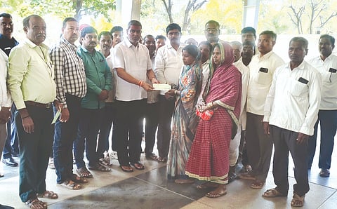 ವಿದ್ಯುತ್​ ಅವಡದಲ್ಲಿ ಈಚೆಗೆ ಮೃತಪಟ್ಟ ಗೋಕಾಕ ತಾಲೂಕಿನ ರೈತರ ಕುಟುಂಬಗಳಿಗೆ ಶಾಸಕ ಬಾಲಚಂದ್ರ ಜಾರಕಿಹೊಳಿ  ಪರಿಹಾರಧನದ ಚೆಕ್​ ವಿತರಿಸಿದರು. ಪರಸಪ್ಪ ಮೇಲ್ಮಟ್ಟಿ, ಮುತ್ತೆಪ್ಪ ಕುಳ್ಳೂರ, ಹೆಸ್ಕಾಂ ಅಧಿಕಾರಿಗಳಾದ ವಿ.ಬಿ.ಹಿರಡ್ಡಿ, ಕೆ.ಸಿ.ಧರ್ಮಾ, ಬಿ.ಜಿ.ಬಡಿಗೇರ ಇತರರಿದ್ದರು.