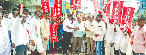 ಬೀಜ ಮತ್ತು ರಸಗೊಬ್ಬರದ ಕೊರತೆ ನೀಗಿಡುವಂತೆ ಆಗ್ರಹಿಸಿ ಗುರುಮಠಕಲ್​ ಎಪಿಎಂಸಿ ಆವಣದಲ್ಲಿ ಅಖಿಲ ಭಾರತ ರೈತ ಕೃಷಿ ಕಾರ್ಮಿಕರ ಸಂಟನೆ ಕಾರ್ಯಕರ್ತರು ಪ್ರತಿಭಟನೆ ನಡೆಸಿ ತಹಸೀಲ್ದಾರ್​ಗೆ ಮನವಿಪತ್ರ ಸಲ್ಲಿಸಿದರು. ಶರಣಗೌಡ, ಸಿದ್ದಪ್ಪ, ರಾಜು, ರಾಮುಲು, ಶರಣಪ್ಪ, ಅಂಜಪ್ಪ, ಭೀಮಶಪ್ಪ, ಮಾಣಿಕಪ್ಪ, ನಾರಾಯಣ, ಚಂದ್ರಪ್ಪ, ಅನಂತಮ್ಮ, ಅನಮಮ್ಮ, ಶಂಕ್ರಮ್ಮ ಇತರರಿದ್ದರು.