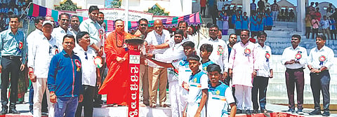 ಗುರುಮಠಕಲ್‌ನಲ್ಲಿ ಮಂಗಳವಾರ ಹಮ್ಮಿಕೊಂಡ ತಾಲೂಕು ಮಟ್ಟದ ಪದವಿಪೂರ್ವ ಕಾಲೇಜುಗಳ ಕ್ರೀಡಾಕೂಟಕ್ಕೆ ಶ್ರೀ ಶಾಂತವೀರ ಗುರುಮುರುಘರಾಜೇಂದ್ರ ಸ್ವಾಮೀಜಿ ಚಾಲನೆ ನೀಡಿದರು. ಸಂತೋಷಕುಮಾರ ನೀರೆಟಿ, ಗೊವಿಂದರಾಜು ಕಾಮಿನ್, ಸಂಜೀವಕುಮಾರ ಚಂದಾಪುರ, ನಾಗೆಂದ್ರ ಪ್ರಸನ್ನ, ಪ್ರಗತಿ ಕಾಲೇಜಿನ ಪ್ರಚಾರ್ಯ ಶಿವಕುಮಾರರೆಡ್ಡಿ, ಜ್ನಾನೆಂದ್ರರೆಡ್ಡಿ ಇದ್ದರು.