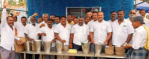 ಹಲಗೂರಿನಲ್ಲಿ ಡಿ.ಕೆ.ಶಿವಕುಮಾರ್ ಅವರ ಹುಟ್ಟುಹಬ್ಬವನ್ನು ಅಭಿಮಾನಿಗಳು ಸಂಭ್ರಮದಿಂದ ಆಚರಿಸಿದರು. ಎಚ್.ಎಂ.ಶಿವಕುಮಾರ್, ಜಯಮ್ಮ, ಮಂಜು, ಬಿ.ಗಂಗಾಧರ, ಲಿಯಾಕತ್ ಆಲಿ,  ಮರಿಸ್ವಾಮಿ, ಎಂ.ಕೆ.ಮಾಹದೇವ, ಪುಟ್ಟೇಗೌಡ ಇತರರಿದ್ದರು.
