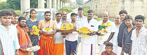 ಶಿಂಷಾ ನದಿಯಿಂದ ಸಂಪ್ರದಾಯದಂತೆ ಸ್ವರ್ಣ ಗೌರಿಯನ್ನು ಬೃಹನ್ಮಠಕ್ಕೆ ತರುತ್ತಿರುವುದು.