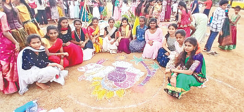 ದಿವ್ಯ ಜ್ಯೋತಿ ಶಾಲೆಯಲ್ಲಿ ವಿದ್ಯಾರ್ಥಿಗಳು ರಂಗೋಲಿ ಬಿಡಿಸಿರುವುದು.
