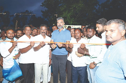 ಹೂಲಿ ಗ್ರಾಮದಲ್ಲಿ ಹಮ್ಮಿಕೊಂಡಿದ್ದ ಟ್ರ್ಯಾಕ್ಟರ್​ ಜಗ್ಗುವ ಸ್ಪರ್ಧೆಯನ್ನು ವಿಶ್ವಾಸ ವೈದ್ಯ ಉದ್ಘಾಟಿಸಿದರು. ಉದ್ದಪ್ಪ ಗುಡಸಲಮನಿ, ವಿರೂಪಾ ತೋರಗಲ್ಲ, ಮುರಳೀಧರ ಹುರಳಿ, ಸುನೀಲ ಪಾಟೀಲ ಇತರರಿದ್ದರು.