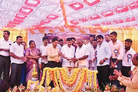 ಹೊಸನಗರ ತಾಲೂಕು ಸಂಪೆಕಟ್ಟೆ ಸಮೀಪ ಹೊಸೂರು ಸರ್ಕಾರಿ ಕಿರಿಯ ಪ್ರಾಥಮಿಕ ಶಾಲೆಯ ಅಮೃತಮಹೋತ್ಸವ ಕಾರ್ಯಕ್ರಮವನ್ನು ಶಾಸಕ ಆರಗ ಜ್ಞಾನೇಂದ್ರ ಉದ್ಘಾಟಿಸಿದರು. ಮಾಸ್ತಿಕಟ್ಟೆ ಸುಬ್ರಹ್ಮಣ್ಯ, ಕೆ.ವಿ.ಶ್ರೀಧರ ಇತರರಿದ್ದರು.