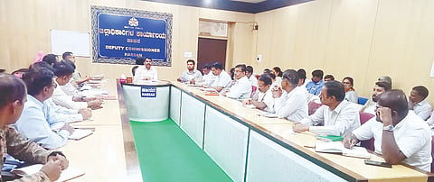 ಹಾಸನ ಜಿಲ್ಲಾಧಿಕಾರಿ ಕಚೇರಿ ಸಭಾಂಗಣದಲ್ಲಿ ಗಣರಾಜ್ಯೋತ್ಸವ ಆಚರಣೆ ಕುರಿತು ಪೂರ್ವಭಾವಿ ಸಭೆ ನಡೆಯಿತು. ಅಪರ ಜಿಲ್ಲಾಧಿಕಾರಿ ಜಗದೀಶ್ ಗಂಗಣ್ಣ ರಾಜ್, ವಿವಿಧ ಇಲಾಖೆಗಳ ಅಧಿಕಾರಿಗಳು ಇದ್ದರು.