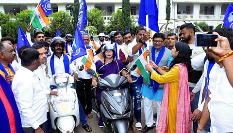 ಜ.20 ರಂದು ನಗರದಲ್ಲಿ ಭೀಮ ಕೋರೆಗಾಂವ್ ವಿಜಯೋತ್ಸವ ಹಿನ್ನೆಲೆಯಲ್ಲಿ ಹಮ್ಮಿಕೊಂಡಿದ್ದ ಬೈಕ್ ರ‌್ಯಾಲಿಗೆ ಡಿಸಿ ಲತಾ ಕುಮಾರಿ ಚಾಲನೆ ನೀಡಿದರು. ಎಚ್.ಕೆ.ಸಂದೇಶ್, ಕೃಷ್ಣದಾಸ್, ಅಂಬುಗ ಮಲ್ಲೇಶ್, ಹೆತ್ತೂರು ನಾಗರಾಜ್, ರಾಜೇಶ್, ಶಿವಮ್ಮ ಇತರರಿದ್ದರು.