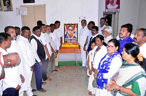 ಹಾಸನ ಜಿಲ್ಲಾ ಕಾಂಗ್ರೆಸ್ ಪಕ್ಷದ ಕಚೇರಿಯಲ್ಲಿ ಡಾ.ಬಿ.ಆರ್.ಅಂಬೇಡ್ಕರ್ ಅವರ 135ನೇ ಜನ್ಮದಿನ ಆಚರಿಸಲಾಯಿತು. ಪಟೇಲ್ ಶಿವಪ್ಪ, ಮುನಿಸ್ವಾಮಿ, ದೇವರಾಜೇಗೌಡ, ರಘು ದಾಸರಕೊಪ್ಪಲು ಇತರರು ಇದ್ದರು.