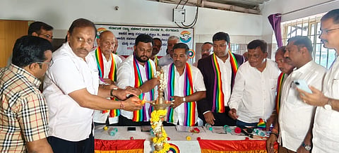 ಹಾಸನದ ಸಹಕಾರ ಆಸ್ಪತ್ರೆಯ ಸಿಬ್ಬಂದಿಗೆ ಹಮ್ಮಿಕೊಂಡಿದ್ದ ರಾಜ್ಯ ಮಟ್ಟದ ತರಬೇತಿ ಕಾರ್ಯಕ್ರಮವನ್ನು ಗಣ್ಯರು ಉದ್ಘಾಟಿಸಿದರು. ಎಚ್.ಪಿ. ಸ್ವರೂಪ್ ಪ್ರಕಾಶ್,  ಎಸ್.ಎನ್. ಪ್ರಕಾಶ್, ಆರ್.ಟಿ. ದ್ಯಾವೇಗೌಡ, ಕೆ.ಎಸ್.ಮಂಜೇಗೌಡ, ಡಿ.ಬಿ.ಸೋಮೇಗೌಡ, ನಾಗರಾಜು ಇತರರಿದ್ದರು.