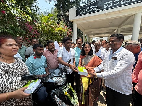 ಸಂಸದ ಶ್ರೇಯಸ್ ಪಟೇಲ್ ಅವರು ತಮ್ಮ ಲೋಕಸಭಾ ಸದಸ್ಯರ ಅನುದಾನದಲ್ಲಿ ಫಲಾನುಭವಿಗಳಿಗೆ ಬೈಕ್, ಶ್ರವಣ ಸಾಧನ ಮೊದಲಾದ ಸವಲತ್ತು ವಿತರಿಸಿದರು. ಶಾಸಕ ಕೆ.ಎಂ.ಶಿವಲಿಂಗೇಗೌಡ, ಡಿಸಿ ಲತಾಕುಮಾರಿ ಇತರರು ಇದ್ದರು.