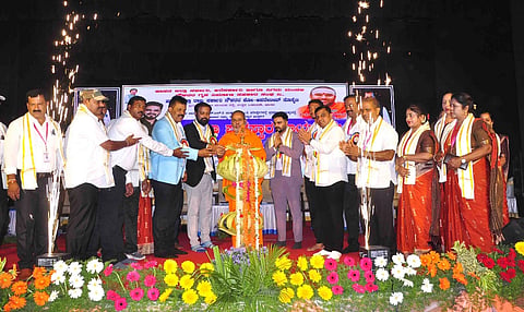 ಹಾಸನಾಂಬ ಕಲಾಕ್ಷೇತ್ರದಲ್ಲಿ ಆಯೋಜಿಸಿದ್ದ ಕಾರ್ಯಕ್ರಮವನ್ನು ಗಣ್ಯರು ಉದ್ಘಾಟಿಸಿದರು. ಶುಭಂ ಶುಕ್ಲ, ಗುಣನಾಥ ಸ್ವಾಮೀಜಿ,  ಕೆ.ಎಂ.ಶ್ರೀನಿವಾಸ್,  ಎ.ಎಂ.ಶಶಿಮೋಹನ್ ಇತರರಿದ್ದರು.