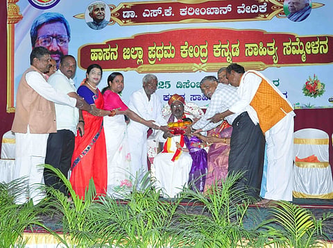ಜಿಲ್ಲಾ ಪ್ರಥಮ ಸಾಹಿತ್ಯ ಸಮ್ಮೇಳನ ಕಾರ್ಯಕ್ರಮದಲ್ಲಿ ಸಮ್ಮೇಳನಾಧ್ಯಕ್ಷ ಗ್ಯಾರಂಟಿ ರಾಮಣ್ಣ ಅವರನ್ನು ಸನ್ಮಾನಿಸಲಾಯಿತು. ಡಾ.ಪಿಚ್ಚಳ್ಳಿ ಶ್ರೀನಿವಾಸ, ನಾಗರಾಜ್ ಹೆತ್ತೂರು, ಕೊಟ್ರೇಶ್ ಎಸ್. ಉಪ್ಪಾರ್,  ಪ್ರಸಾದ್ ರಕ್ಷಿದಿ, ರವಿ ನಾಕಲಗೂಡು, ಸಾಹಿತಿ ಎನ್.ಶೈಲಜಾ ಹಾಸನ ಇತರರಿದ್ದರು.  