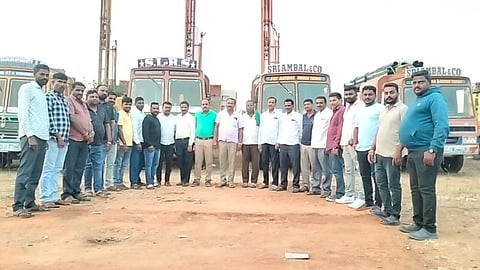 ಬೋರ್ವೆಲ್ ಕೊರೆಯುವ ಬಿಟ್ ದರ ಹೆಚ್ಚಳ ಖಂಡಿಸಿ ಹಾಸನ ಜಿಲ್ಲಾ ಬೋರ್ವೆಲ್ ರಿಗ್ ಮಾಲೀಕರು ಹಾಗೂ ಏಜೆಂಟರ ಸಂಘದ ವತಿಯಿಂದ ನಗರದ ಡೈರಿ ವೃತ್ತದ ಬಳಿ ಇರುವ ಎಸ್.ಎಂ.ಕೆ ನಗರ ಲೇಔಟ್ ಬಳಿ ಲಾರಿಗಳನ್ನು ನಿಲ್ಲಿಸಿಕೊಂಡು ಪ್ರತಿಭಟನೆ ನಡೆಸಿದರು. ಸಂಘದ ಕಾರ್ಯದರ್ಶಿ ಪುನೀತ್, ಉಪಾಧ್ಯಕ್ಷ ಉಮೇಶ್, ಸಂಘದ ಪದಾಧಿಕಾರಿಗಳು ಇದ್ದರು.