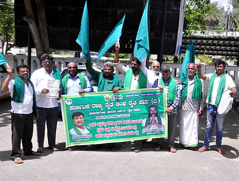 ಹಾಸನದಲ್ಲಿ ಕರ್ನಾಟಕ ರಾಜ್ಯ ರೈತ ಸಂಘದ ರೈತ ಪರ್ವ ಮುಖಂಡರು ಜಿಲ್ಲಾಡಳಿತಕ್ಕೆ ಮನವಿ ಸಲ್ಲಿಸಿದರು. ಮೀಸೆ ಮಂಜಣ್ಣ, ಶಿವಣ್ಣ ಸಪ್ಪಿನಹಳ್ಳಿ, ಕೆ.ಎನ್. ರಾಮಚಂದ್ರ, ನಂದ ಕುಮಾರ್, ಪ್ರಕಾಶ್, ರಘು ಇತರರಿದ್ದರು.