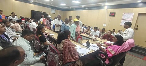 ಹಾಸನ ಜಿಲ್ಲಾಧಿಕಾರಿ ಕಚೇರಿ ಸಭಾಂಗಣದಲ್ಲಿ ಆಯೋಜಿಸಿದ್ದ ಅಂಗವಿಕಲರ ಕುಂದು ಕೊರತೆ, ಅಹವಾಲು ಸ್ವೀಕಾರ ಸಭೆಯಲ್ಲಿ ಡಿಸಿ ಲತಾಕುಮಾರಿ ಮಾತನಾಡಿದರು. ಡಾ.ಅನಿಲ್ ಕುಮಾರ್, ಡಾ.ಸಂತೋಷ್, ಚಂದ್ರಶೇಖರ್, ಅನುಪಮಾ ಇದ್ದರು.
