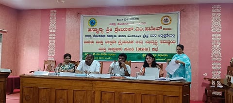 ಹಾಸನ ಜಿಲ್ಲಾ ಪಂಚಾಯಿತಿ ಹೊಯ್ಸಳ ಸಭಾಂಗಣದಲ್ಲಿ ಆಯೋಜಿಸಿದ್ದ ದಿಶಾ(ಜಿಲ್ಲಾ ಅಭಿವೃದ್ಧಿ ಸಮನ್ವಯ ಮತ್ತು ಉಸ್ತುವಾರಿ ಸಮಿತಿ) ಕೇಂದ್ರ ಪುರಸ್ಕೃತ ಕಾರ್ಯಕ್ರಮಗಳ ತ್ರೈಮಾಸಿಕ ಪ್ರಗತಿ ಪರಿಶೀಲನಾ ಸಭೆ ಅಧ್ಯಕ್ಷತೆವಹಿಸಿ ಸಂಸದ ಶ್ರೇಯಸ್ ಪಟೇಲ್ ಮಾತನಾಡಿದರು. ಡಿಸಿ ಲತಾ ಕುಮಾರಿ, ಸಿಇಒ ಪೂರ್ಣಿಮಾ, ಶಿವಲಿಂಗೇಗೌಡ ಇತರರಿದ್ದರು.