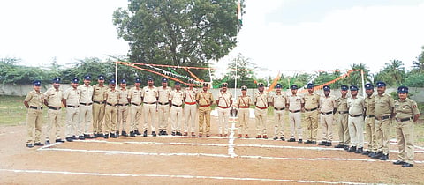 ಕಟಕೋಳ ಪೊಲೀಸ್​ ಠಾಣೆಯಲ್ಲಿ ಸ್ವಾತಂತ್ರ್ಯೋತ್ಸವ ಆಚರಿಸಲಾಯಿತು. ಬಸವರಾಜ ಕೊಣ್ಣೂರೆ, ಅನ್ನಪೂರ್ಣಾ ಎಲ್​., ಸಿಬ್ಬಂದಿ ಇದ್ದರು.