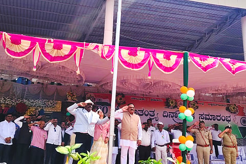 ಕಡೂರಲ್ಲಿ ಆಯೋಜಿಸಿದ್ದ ಸ್ವಾತಂತ್ರೃ ದಿನಾಚರಣೆಯಲ್ಲಿ ತಹಸೀಲ್ದಾರ್ ಸಿ.ಎಸ್.ಪೂರ್ಣಿಮಾ ಧ್ವಜಾರೋಹಣ ನೆರವೇರಿಸಿದರು. ಶಾಸಕ ಕೆ.ಎಸ್.ಆನಂದ್, ಸಿ.ಆರ್.ಪ್ರವೀಣ್, ಬಿಇಒ ಎಂ.ಎಚ್.ತಿಮ್ಮಯ್ಯ ಇದ್ದರು