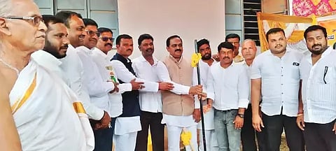 ಕಡೂರಿನ ಡಾ. ಬಿ.ಆರ್.ಅಂಬೇಡ್ಕರ್ ಕ್ರೀಡಾಂಗಣದಲ್ಲಿ ಅಭಿವೃದ್ಧಿ ಕಾಮಗಾರಿಗಳಿಗೆ ಶಾಸಕ ಕೆ.ಎಸ್.ಆನಂದ್ ಶಂಕುಸ್ಥಾಪನೆ  ನೆರವೇರಿಸಿದರು. ಆಸಂದಿ ಕಲ್ಲೇಶ್, ಬಾಸೂರು ಚಂದ್ರಮೌಳಿ, ಅಶೋಕ್ ಮತ್ತಿತರರಿದ್ದರು.
