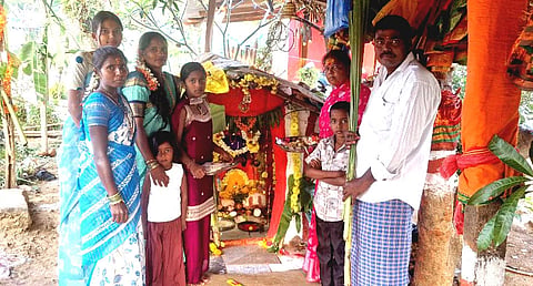 ಕಿಕ್ಕೇರಿಯ ಆರುಂಧತಿ ಸಮಾಜದವರು ಗ್ರಾಮದಲ್ಲಿರುವ ಪಿರಿಯಪಟ್ಟಣದಮ್ಮನಿಗೆ ಸಂಕ್ರಾಂತಿಯ ಗುರುವಾರ ಪೊಂಗಲ್ ನೈವೈದ್ಯ ಅರ್ಪಿಸಿ ವಿಶೇಷ ಪೂಜೆ ಸಲ್ಲಿಸಿದರು.