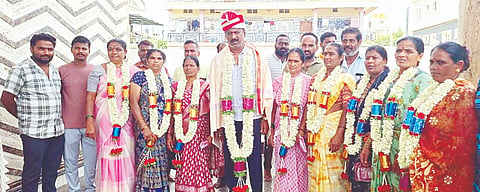 ಕಿಕ್ಕೇರಿ ಹೋಬಳಿಯ ಬೂವನಹಳ್ಳಿ ಡೇರಿ ಚುನಾವಣೆಯಲ್ಲಿ ಚುನಾಯಿತರಾದ ನಿರ್ದೇಶಕರಿಗೆ ಮನ್‌ಮುಲ್ ನಿರ್ದೇಶಕ ಡಾಲು ರವಿ ಅಭಿನಂದನೆ ಸಲ್ಲಿಸಿದರು. ಭಾಗ್ಯಮ್ಮ, ಲಲಿತಮ್ಮ, ಶೋಭಾ, ಜಗದಾಂಬಾ, ಮೀನಾಕ್ಷಿ, ಶೈಲಜಾ, ಪುಷ್ಪಲತಾ ಇತರರಿದ್ದರು.