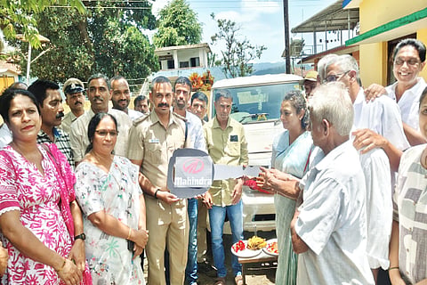ಕಳಸೇಶ್ವರ ಗ್ರಾಮ ಅರಣ್ಯ ಸಮಿತಿ ನೀಡಿದ ಗಸ್ತುವಾಹನವನ್ನು ಶಾಸಕಿ ನಯನಾ ಮೋಟಮ್ಮ ವಲಯ ಅರಣ್ಯಾಧಿಕಾರಿ ನಿಶ್ಚಿತ್‌ಗೌಡಗೆ ಹಸ್ತಾಂತರಿಸಿದರು. 