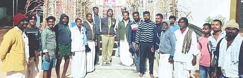 ಬೆನಕನಾಳ ಗ್ರಾಮದಲ್ಲಿ ಕಳ್ಳರ ಕಾಟ ಹೆಚ್ಚಾಗಿರುವ ಹಿನ್ನೆಲೆ ಗ್ರಾಮಸ್ಥರು ಶ್ರೀ ಶರಣಬಸವೇಶ್ವರ ದೇವಸ್ಥಾನದ ಬಳಿ ಕಾವಲು ಕಾಯುತ್ತಿರುವುದು.