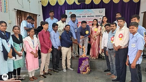 ಕನಕಗಿರಿಯ ಶ್ರೀ ಪಂಪಣ್ಣ ಶರಣಪ್ಪ ಗುಗ್ಗಳಶೆಟ್ರ ಸರ್ಕಾರಿ ಪ್ರಥಮ ದರ್ಜೆ ಕಾಲೇಜಿನಲ್ಲಿ ಶುಕ್ರವಾರ ಉದ್ಯೋಗ ಮೇಳಕ್ಕೆ ಪ್ರಾಚಾರ್ಯ ಬಜರಂಗ ಬಲಿ ಚಾಲನೆ ನೀಡಿದರು. ಐಕ್ಯೂಎಸಿ ಘಟಕದ ಸಂಯೋಜಕ ರಕ್ಷಿತ್ ಎ, ಸಾಂಸ್ಕೃತಿಕ ಘಟಕದ ಸಂಯೋಜಕಿ  ಲಲಿತಾ ಎನ್.ಕೆ, ರೆಡ್‌ಕ್ರಾಸ್ ಘಟಕದ ಸಂಯೋಜಕಿ ಸರ್ವಮಂಗಳಮ್ಮ ಟಿ.ಆರ್., ಹಿರಿಯ ಉಪನ್ಯಾಸಕರಾದ ಅಮರೇಶ್.ವಿ, ಜಿಲ್ಲಾ ಉದ್ಯೋಗ ಅಭಿವೃದ್ಧಿ ನಿರ್ವಾಹಕ ಹನುಮೇಶ್ ತೊಂಡಿಹಾಳ ಇತರರಿದ್ದರು.