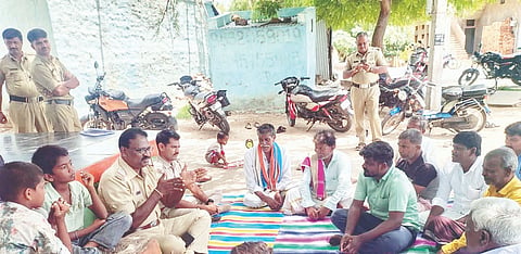 ಕನಕಗಿರಿಯ 8ನೇ ವಾರ್ಡ್‌ನ ಛಲವಾದಿ ಓಣಿಯಲ್ಲಿ ಪೊಲೀಸ್ ಇಲಾಖೆಯಿಂದ ಭಾನುವಾರ ಹಮ್ಮಿಕೊಂಡಿದ್ದ ದಲಿತರ ಕುಂದು-ಕೊರತೆ ಸಭೆಯಲ್ಲಿ ಪಿಐ ವಿ ನಾರಾಯಣ ಮಾತನಾಡಿದರು. ಗ್ಯಾರಂಟಿ ಸಮಿತಿ ಸದಸ್ಯ ನೀಲಕಂಠ ಬಡಿಗೇರ, ಪ್ರಮುಖರಾದ ಪರಸಪ್ಪ ಗುಂಡೂರು, ಪಾಂಡಪ್ಪ, ಕನಕಪ್ಪ ಮ್ಯಾಗಡೆ ಇತರರಿದ್ದರು.