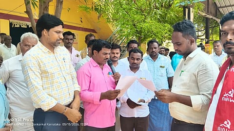ಕನಕಗಿರಿ ತಾಲೂಕಿನ ಚಿಕ್ಕಡಂಕನಕಲ್ ಗ್ರಾಪಂ ಮುಂದೆ ಅಖಿಲ ಭಾರತ ಕೃಷಿ ಮತ್ತು ಗ್ರಾಮೀಣ ಕಾರ್ಮಿಕರ ಸಂಘದಿಂದ ಶುಕ್ರವಾರ ನಡೆದ ಪ್ರತಿಭಟನೆಯಲ್ಲಿ ಕಾರ್ಯದರ್ಶಿ ಬಾಲಪ್ಪ ಮಾತನಾಡಿದರು. ತಾಪಂ ಇಒ ರಾಜಶೇಖರ, ಆಡಳಿತಾಧಿಕಾರಿ ವಿರೂಪಾಕ್ಷಿ, ಪ್ರಭಾರ ಪಿಡಿಒ ಹನುಮಂತಪ್ಪ ಇತರರಿದ್ದರು.