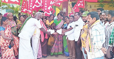 ಕನಕಗಿರಿ ತಾಲೂಕಿನ ಹಿರೇಡಂಕನಕಲ್ ಗ್ರಾಮದ ಬಡ ಕೃಷಿ ಕೂಲಿಕಾರರು, ಕಟ್ಟಡ ಕಾರ್ಮಿಕರಿಗೆ ಮನೆ, ನಿವೇಶನ ಮಂಜೂರು ಮಾಡಲು ಆಗ್ರಹಿಸಿ ಕರ್ನಾಟಕ ಕೃಷಿ ಕೂಲಿಕಾರರ ಮತ್ತು ಗ್ರಾಮೀಣ ಕಾರ್ಮಿಕರ ಸಂಘ ಗ್ರಾಮ ಘಟಕದಿಂದ ಪ್ರಭಾರ ಪಿಡಿಒ ಹನುಮಂತಪ್ಪಗೆ ಸೋಮವಾರ ಮನವಿ ಸಲಿಸಲಾಯಿತು.