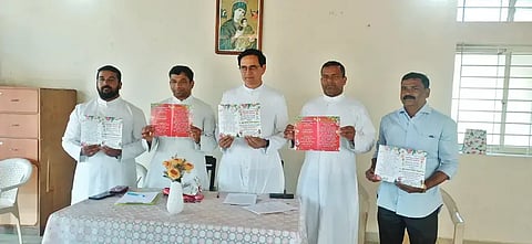 ಕೊಪ್ಪದ ನಿತ್ಯಾಧಾರ ಮಾತೆ ಚರ್ಚ್ ಆವರಣದಲ್ಲಿ ಕ್ರಿಸ್‌ಮಸ್ ಸೌಹಾರ್ದ ನಡೆ ಮತ್ತು ಸೌಹಾರ್ದ ವೇದಿಕೆ ಕಾರ್ಯಕ್ರಮದ ಆಹ್ವಾನ ಪತ್ರಿಕೆ ಬಿಡುಗಡೆಗೊಳಿಸಿದರು. ಗುರು ಪೌಲ್ ಡಿಸೋಜ, ಗುರು ಮಾರ್ಸೆಲ್ ಪಿಂಟೋ, ಧರ್ಮಗುರುಗಳಾದ ಮೆಲ್ವಿನಬ್ ಟೆಲ್ಲಿಸ್, ಕೀರ್ತಿ ಕಿರಣ್ ಇದ್ದರು.