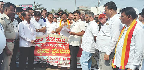 ಕುಡಚಿ ಪಟ್ಟಣವನ್ನು ತಾಲೂಕು ಕೇಂದ್ರವೆಂದು ಘೋಷಿಸಬೇಕೆಂದು ಒತ್ತಾಯಿಸಿ ಕುಡಚಿ ಹೋರಾಟ ಸಮಿತಿ ಪ್ರತಿಭಟನೆ ನಡೆಸಿತು. ಹಮಿದೋದ್ದಿನ್ ರೋಹಿಲೆ, ಮುಷ್ಪಿಕ್ ಜಿನ್ನಾಬಡೆ, ಅಮೀನ್ ವಾಟೆ, ದತ್ತಾ ಸಣ್ಣಕ್ಕಿ ಇತರರಿದ್ದರು.
