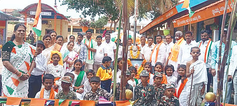 ಮಕ್ಕಳಗೇರಿ ಗ್ರಾಮದಲ್ಲಿ ಸ್ವಾತಂತ್ರೋತ್ಸವ ದಿನ ಆಚರಿಸಲಾಯಿತು. ಎನ್​.ಎನ್​.ಹಾಸಿಲಕರ, ಸಿದ್ದವ್ವ ನಾಯಕ, ಬಾಳೇಶ ನಾಯಕ, ಬಸವರಾಜ ದಂಡಿನ ಇತರರಿದ್ದರು.