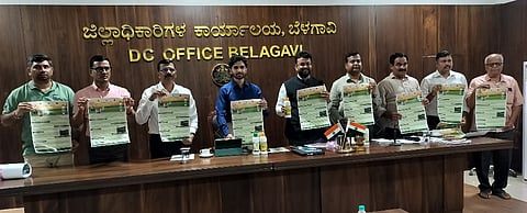  ಬೆಳಗಾವಿ ನಗರದ ಜಿಪಂ ಸಭಾಂಗಣದಲ್ಲಿ ಬುಧವಾರ ನಡೆದ ಸಭೆಯಲ್ಲಿ ರಸಗೊಬ್ಬರ, ಔಷಧಿ ಕುರಿತು ಕರಪತ್ರ ಡಿಸಿ ಮೊಹಮ್ಮದ ರೋಷನ್, ಸಿಇಒ ರಾಹುಲ ಶಿಂಧೆ ಬಿಡುಗಡೆಗೊಳಿಸಿದರು. ಎಚ್.ಡಿ.ಕೋಳೇಕರ್, ಮಹಾಂತೇಶ ಮುರಗೋಡ,  ಸಲೀಂ ಸಂಗಟರಸ್ ಇತರರಿದ್ದರು.,