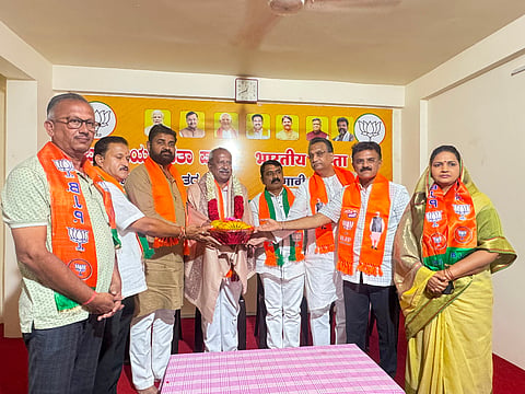  ಬೆಳಗಾವಿ ನಗರದ ಬಿಜೆಪಿ ಕಚೇರಿಯಲ್ಲಿ ಬುಧವಾರ ಮಾಜಿ ಸಚಿವ ಭೈರತಿ ಬಸವರಾಜ ಅವರನ್ನು ಸನ್ಮಾನಿಸಲಾಯಿತು. ಸುಭಾಷ ಪಾಟೀಲ, ಸಂಜಯ ಪಾಟೀಲ, ಡಾ.ವಿಶ್ವನಾಥ ಪಾಟೀಲ, ಸುರೇಶ ಮಾರಿಹಾಳ ಇತರರಿದ್ದರು.