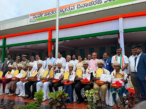  ಬೆಳಗಾವಿ ನಗರದ ಜಿಲ್ಲಾ ಕ್ರೀಡಾಂಗಣದಲ್ಲಿ ಶನಿವಾರ ಸ್ವಾತಂತ್ರೃ ದಿನ ಅಂಗವಾಗಿ ವಿವಿಧ ಕ್ಷೇತ್ರದಲ್ಲಿ ಸಾಧನೆಗೈದಿರುವ ಸಾಧಕರನ್ನು ಸಚಿವ ಸತೀಶ ಜಾರಕಿಹೊಳಿ ಸನ್ಮಾನಿಸಿ ಗೌರವಿಸಿದರು. ಆಸೀಫ್ ಸೇಠ್, ಮೊಹಮ್ಮದ ರೋಷನ್, ರಾಹುಲ ಶಿಂಧೆ,ಸುನೀಲ ಹನಮನ್ನವರ ಇತರರಿದ್ದರು.