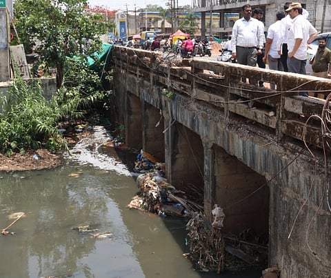 ಬೆಳಗಾವಿ ನಗರದಲ್ಲಿ ಶುಕ್ರವಾರ ನಾಲಾ ಹೂಳೆತ್ತುವ ಕಾಮಗಾರಿಗೆ ಆಯುಕ್ತ ಕಾರ್ತಿಕ್ ಎಂ. ಚಾಲನೆ ನೀಡಿ ಪರಿಶೀಲಿಸಿದರು.