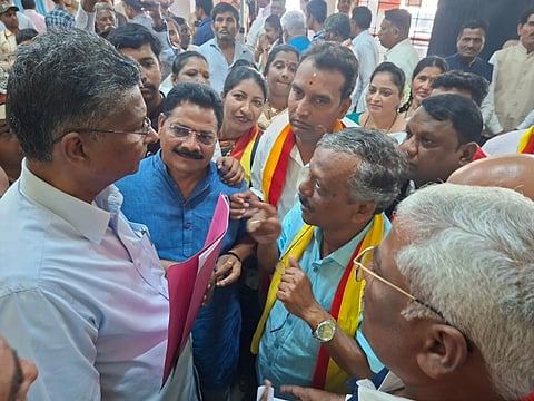 ಬೆಳಗಾವಿ ನಗರದ ಜಿಲ್ಲಾ ಕ್ರೀಡಾಂಗಣದಲ್ಲಿ ಶನಿವಾರ ಸಚಿವ ಸತೀಶ ಜಾರಕಿಹೊಳಿಗೆ ಕನ್ನಡ ಪರ ಸಂಘಟನೆಗಳ ಕಾರ್ಯಕರ್ತರು ಮನವಿ ಸಲ್ಲಿಸಿದರು. ಅಶೋಕ ಚಂದರಗಿ,ಮಹಾದೇವ ತಳವಾರ,ಬಲರಾಮ ಮಾಸೇನಟ್ಟಿ,ರಾಜು ಕೋಲಾ ಇತರರಿದ್ದರು