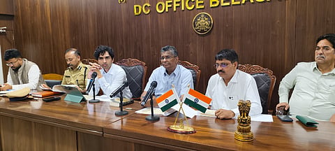 ಜಿಲ್ಲಾಧಿಕಾರಿ ಸಭಾಂಗಣದಲ್ಲಿ ಮಂಗಳವಾರ ನಡೆದ ಕಿತ್ತೂರು ಉತ್ಸವ ಪೂರ್ವಭಾವಿ ಸಭೆಯಲ್ಲಿ ಸತೀಶ ಜಾರಕಿಹೊಳಿ ಮಾತನಾಡಿದರು. ಮೊಹಮ್ಮದ  ರೋಷನ್, ರಾಹುಲ ಶಿಂಧೆ, ಪ್ರಕಾಶ ನಿಕ್ಕಂ ಇತರರಿದ್ದರು.