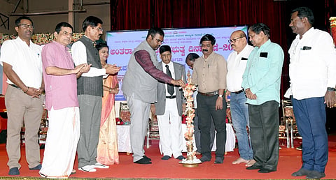 ಅಂತಾರಾಷ್ಟ್ರೀಯ ಪ್ರಜಾಪ್ರಭುತ್ವ ದಿನಾಚರಣೆ ಹಾಗೂ ಯುವ ಸಂಸತ್ತು ಸಭೆಯನ್ನು ಕಾರ್ತಿಕ್ ಎಂ. ಉದ್ಘಾಟಿಸಿದರು. ರವಿ ಬಂಗಾರೆಪ್ಪನವರ, ಬಿ.ಜೆ. ಗಂಗಾಯಿ, ಮಹದೇವ ಕಾಂಬಳೆ ಮತ್ತಿತರರು ಉಪಸ್ಥಿತರಿದ್ದರು.