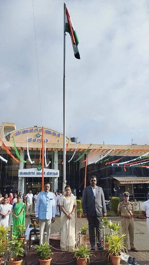 ನಗರದ ಪಾಲಿಕೆಯ ಆವರಣದಲ್ಲಿ ಶನಿವಾರ ಸ್ವಾತಂತ್ರ್ಯ ದಿನ ಪ್ರೀತಿ ಕಾಮಕರ ಧ್ವಜಾರೋಹಣ ನೆರವೇರಿಸಿದರು. ಹನಮಂತ ಕೊಂಗಾಲಿ, ಕಾರ್ತಿಕ.ಎಂ. ಇತರರಿದ್ದರು.
